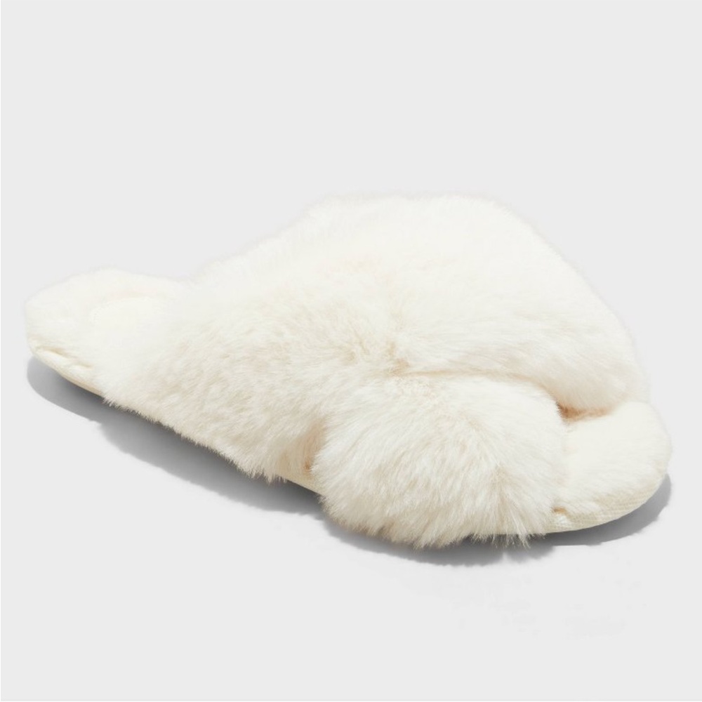 Cozy White Faux Fur Slippers Women’s Size 9-10